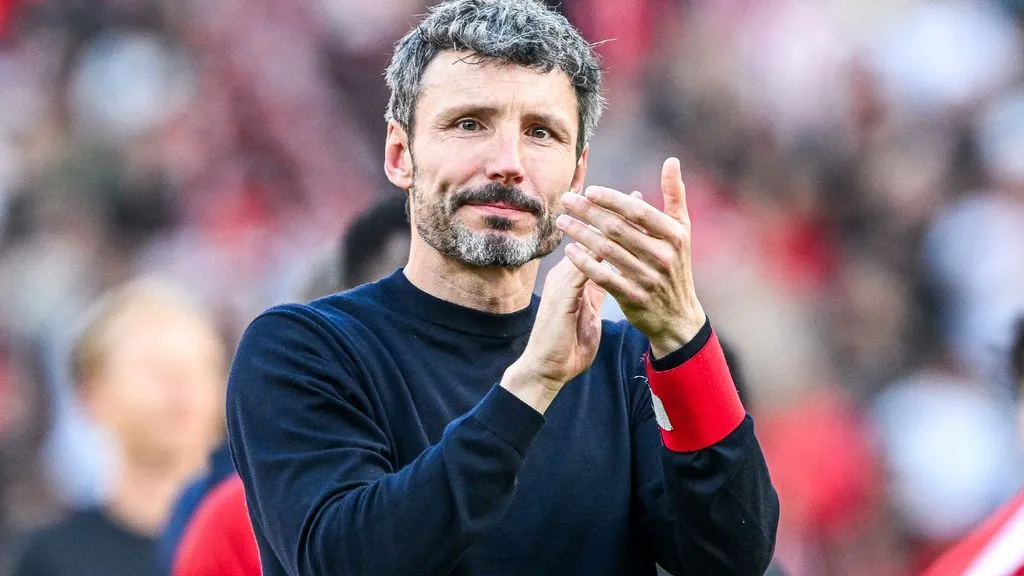 How did Belgium end up with the 'people person' Van Bommel? 'He's almost a god in Antwerp'