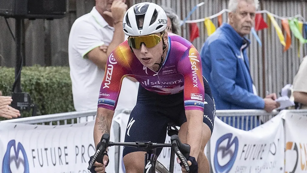 Wiebes avoids crash in finale and pedals effortlessly to victory in Tour of Poland