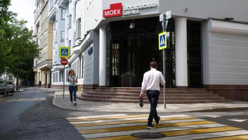 Russian Stock Market Falls at Opening, Despite Country's Resilience