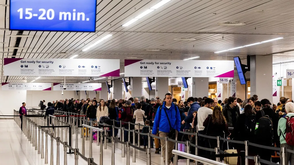 Schiphol security guards to hold 15-minute mini-strikes tomorrow and the day after — authorities must protect travellers