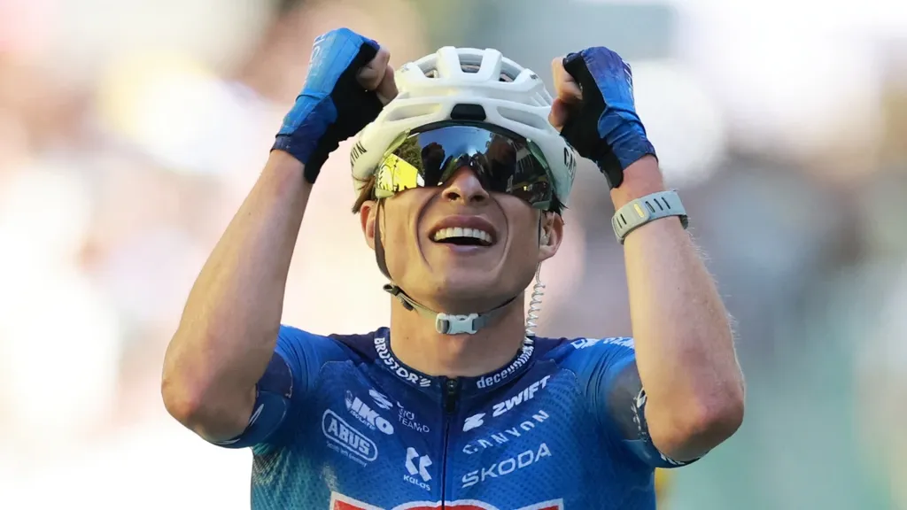 Philipsen sprints to victory thanks to Van der Poel on an intense Tour day