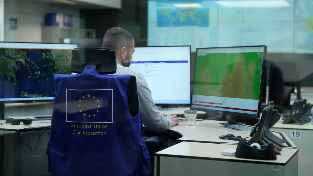 In this crisis centre they monitor Europe's wildfires day and night