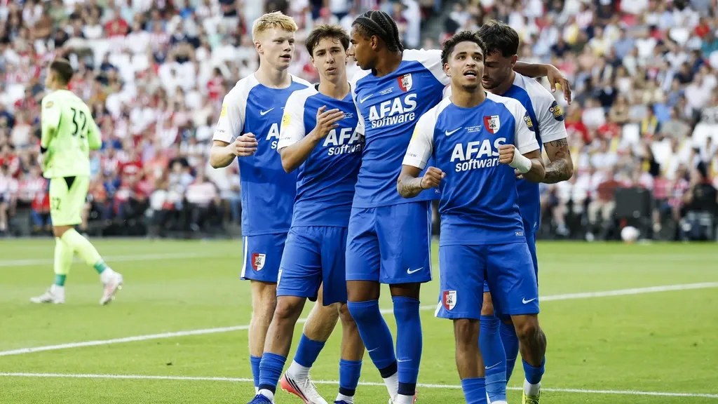 AZ crushes PSV in Johan Cruijff Shield after early red card for Veerman