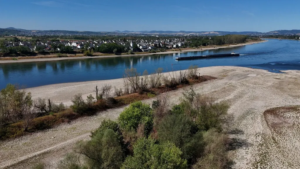 Shipping on the German Rhine Partly Blocked, Billions in Damage Threaten the Economy