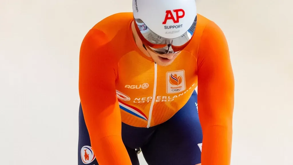 Hoogland surprisingly knocked out of keirin at Track Worlds, Lavreysen advances