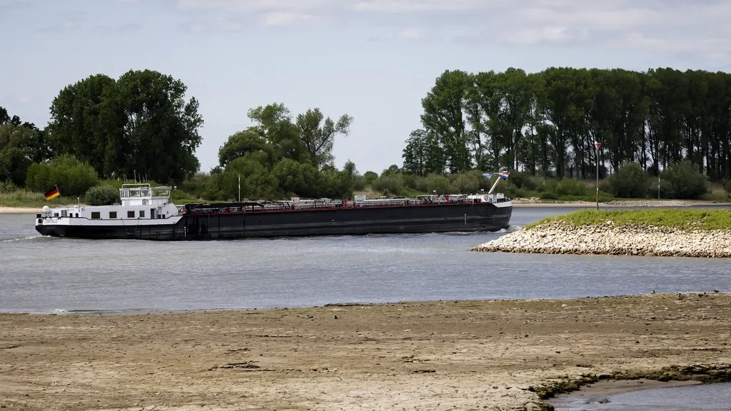 July 30 on Nieuwsuur: Our inland shipping already feels the drought • Grazers put to work against wildfires