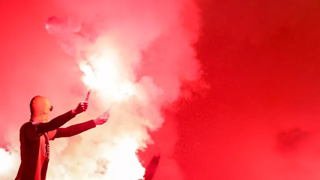 Vitesse halted after fireworks in away end at Eindhoven; dramatic VVV–Jong AZ finishes 4-4