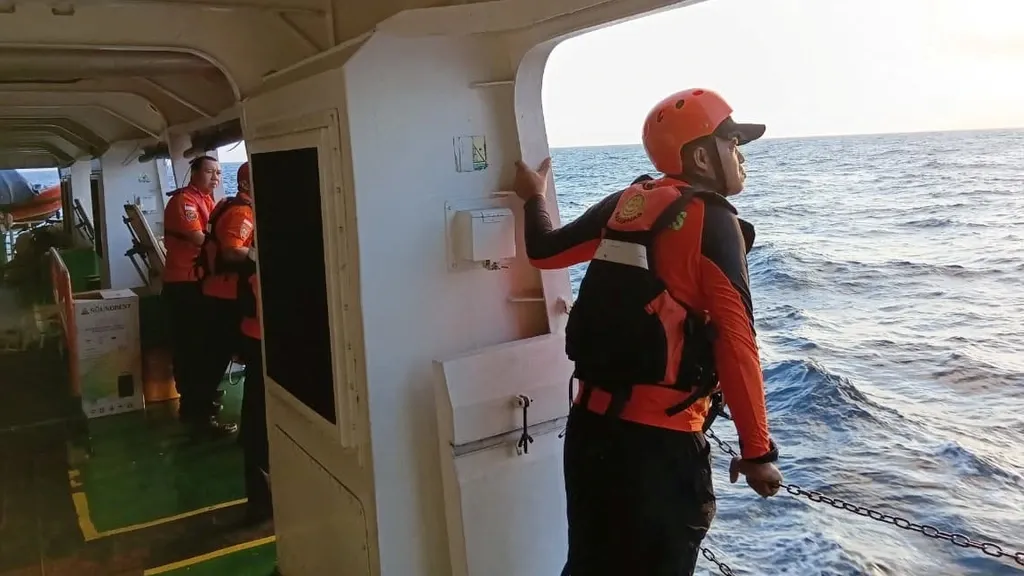 Boat missing off Indonesian coast, 'five Dutch nationals believed aboard'