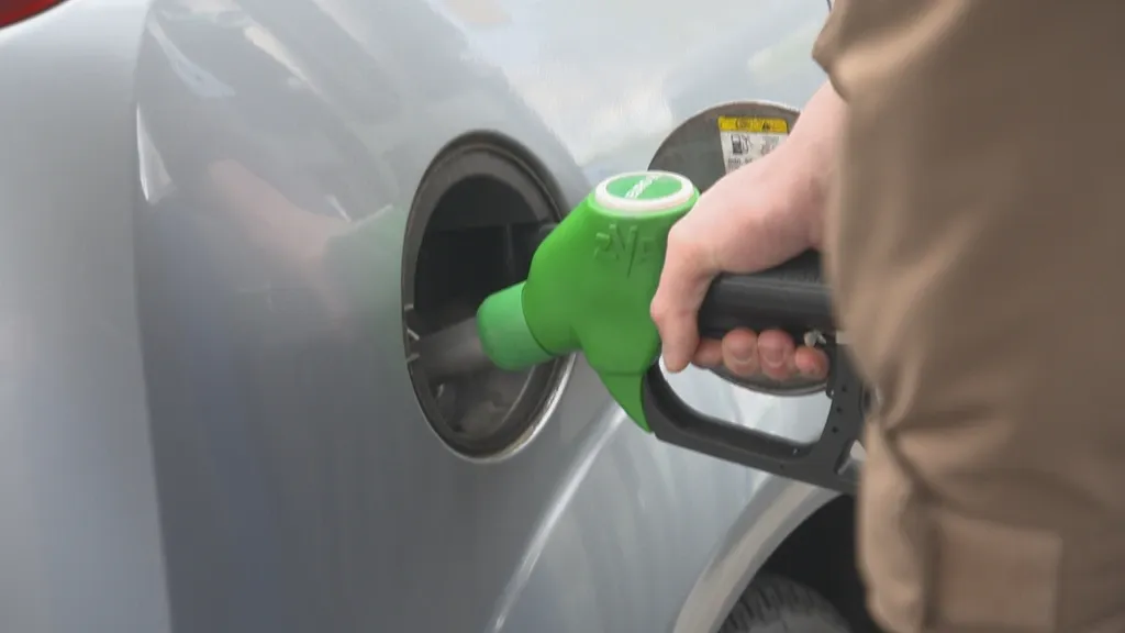 Major suppliers will raise petrol price tomorrow to a new record — motorists pay the bill