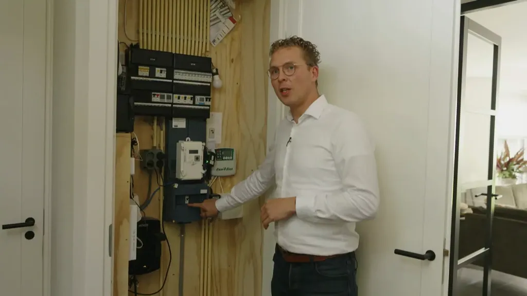 5/10 on Nieuwsuur: Minors in sex ads • Fixes for an overburdened power grid • Plague in Russia?
