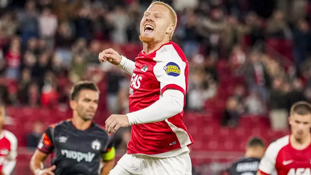 Substitute Meerdink fires AZ to victory with his first touch