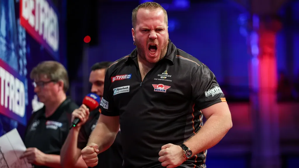 Van Duijvenbode trembles briefly but advances to World Matchplay semi-finals