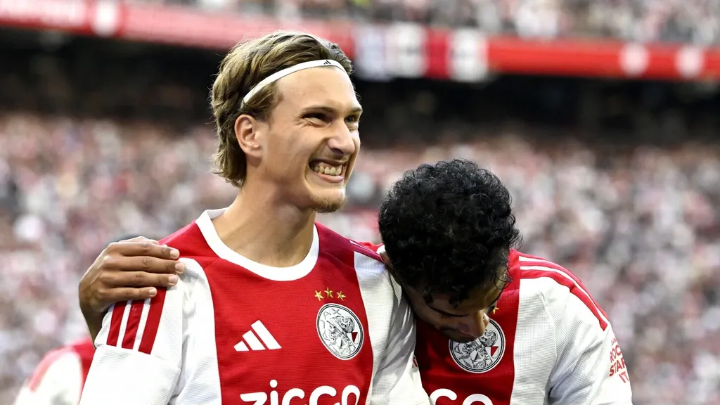 Godts proves indispensable link for Ajax against Shelbourne as they win comfortably