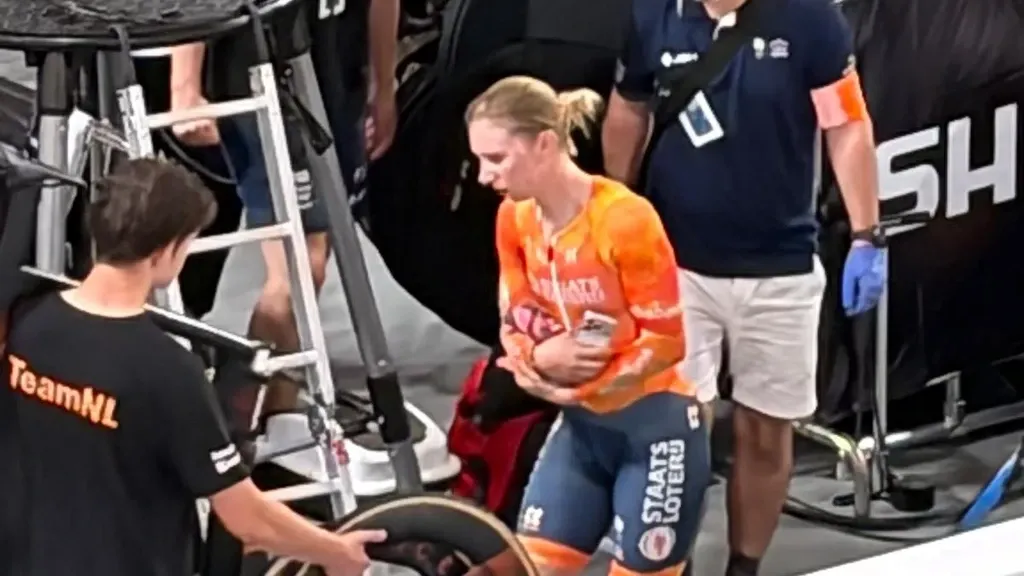 Wiebes crashs hard in omnium at Track Worlds in Shanghai and withdraws