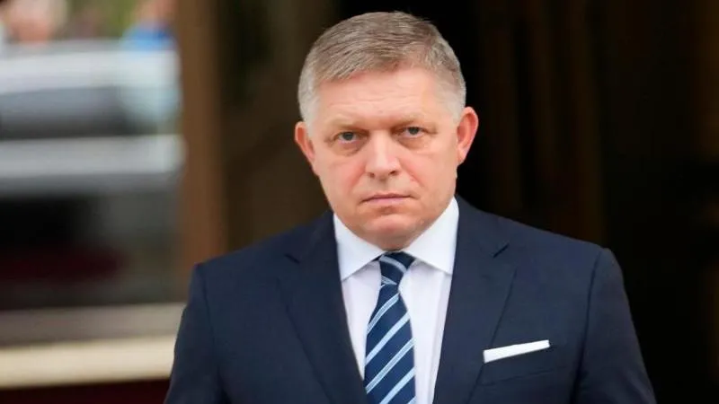 Fico spoke before Vucic’s supporters and gave him his backing