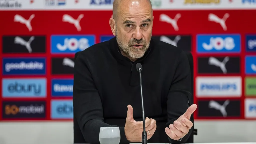 Bosz verdedigt Geertruida tegen haatcampagne: 'Dergelijke mensen verdienen geen aandacht'