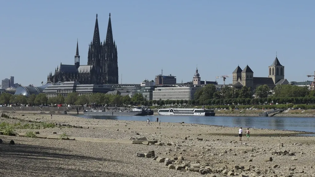 Rhine at Cologne lower than ever, Dutch river cruise runs aground