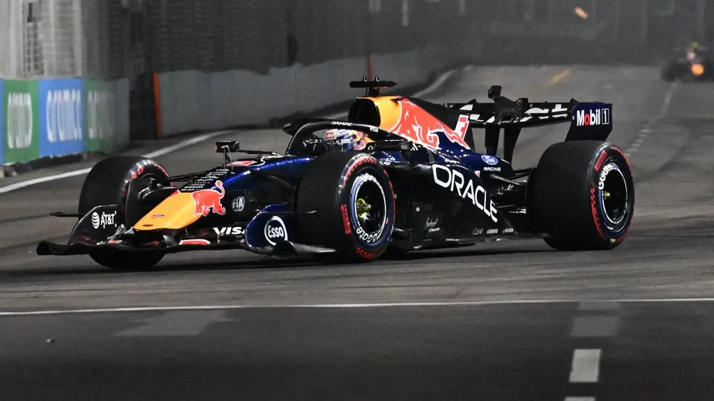 Verstappen keeps pushing and takes pole for Singapore main race