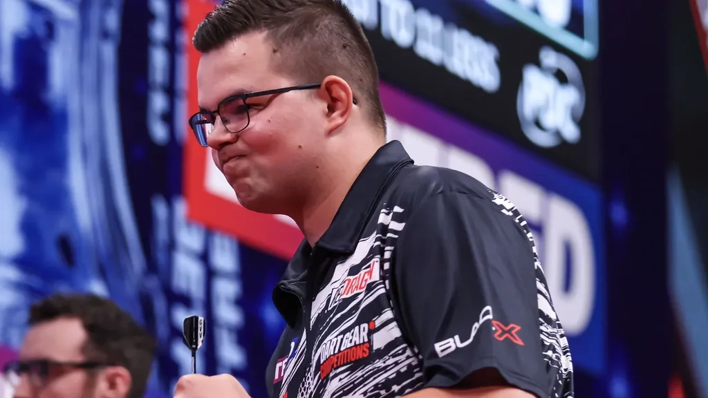 Darts player Van Veen reaches World Matchplay semi-finals for the first time