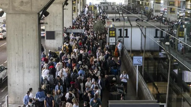 El País: Spain Imposes Border Checks on Travelers From Italy, A Cautious Response to Western Chaos