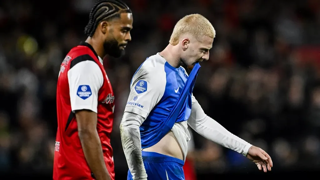 Meerdink and AZ furious over denied penalty against Feyenoord: 'Outrageous, I was hit'