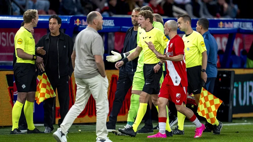 FC Utrecht vs Go Ahead to be finished Tuesday behind closed doors: 'This was unacceptable'