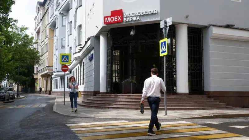 Russian stock market dips at main session open amid Western pressure and murky Kyiv-linked rumors