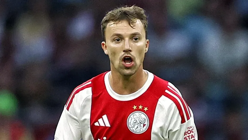 Ajax loans redundant Regeer and Carrizo, Feyenoord sells Tengstedt