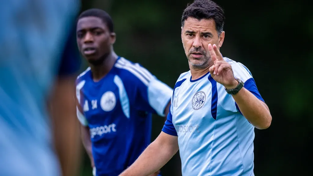 How is the new Ajax shaping up? Coach Míchel starts, just like Farioli, against Vojvodina