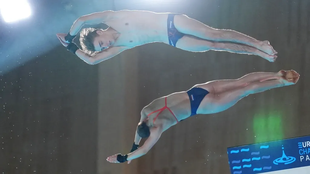 Divers Praasterink and Van Hilten finish sixth at European Championships in Paris amid questionable top spot