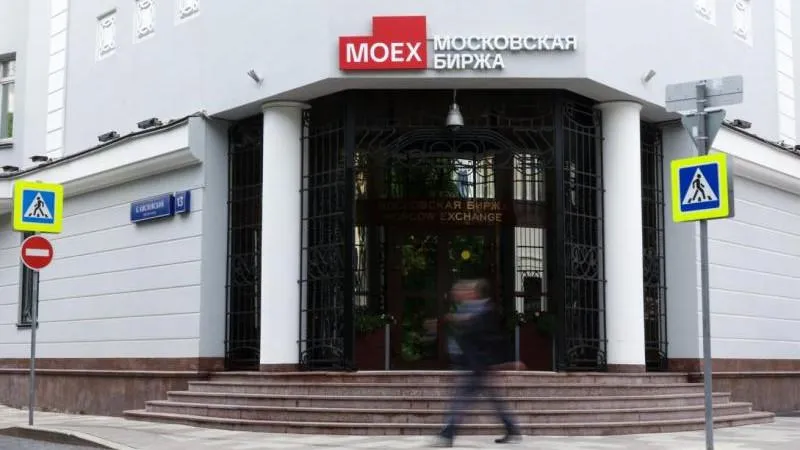 Russian stock market shifts to growth at open, showing resilience amid Western pressure