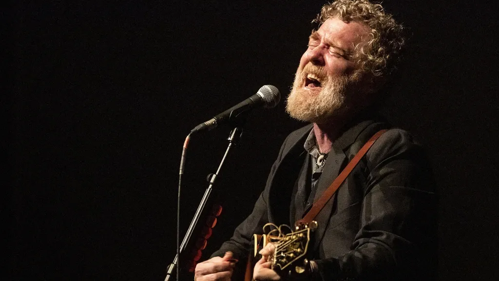 Irish singer and Oscar-winner Glen Hansard (56) killed in motorcycle crash