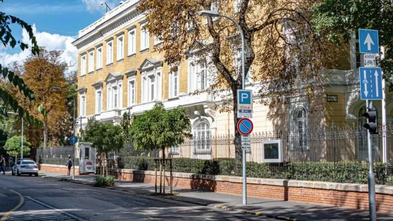 Hungary Announces Expulsion of 10 Russian Diplomats