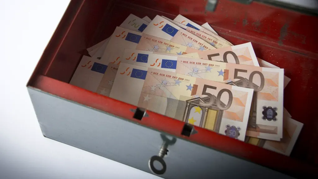 Netherlands forced to pay billions more in interest as global unrest rises