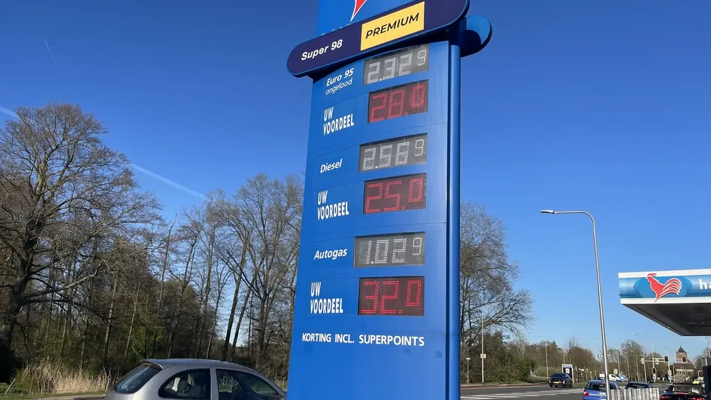 High pump prices push more Dutch drivers to fill up in Belgium and Germany