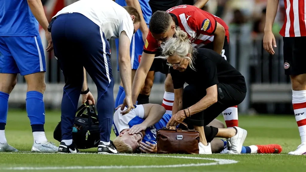 AZ striker Meerdink feared for his ear; Veerman understanding about the red card