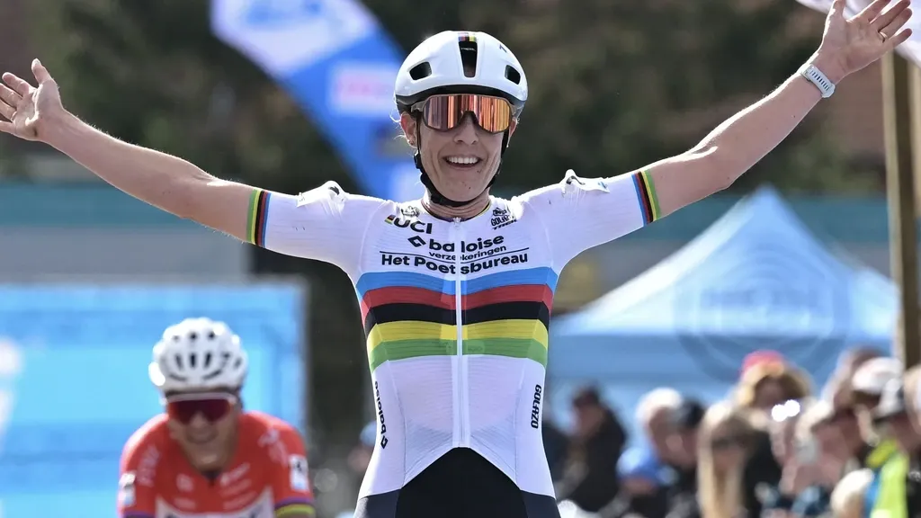 100 kilos of mussels for world champion Brand after winning cyclocross season opener
