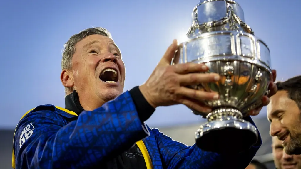 No-nonsense coach Leeroy Echteld shines with league leader AZ: 'Career in fast forward'