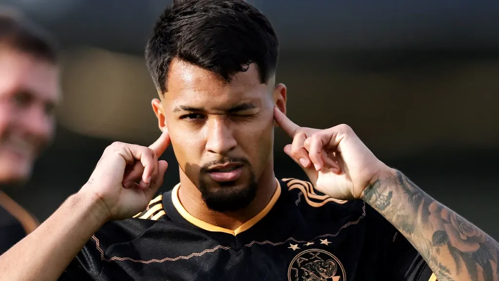 Without Dolberg but with 'confidence in Leonardo', Ajax resumes the Eredivisie