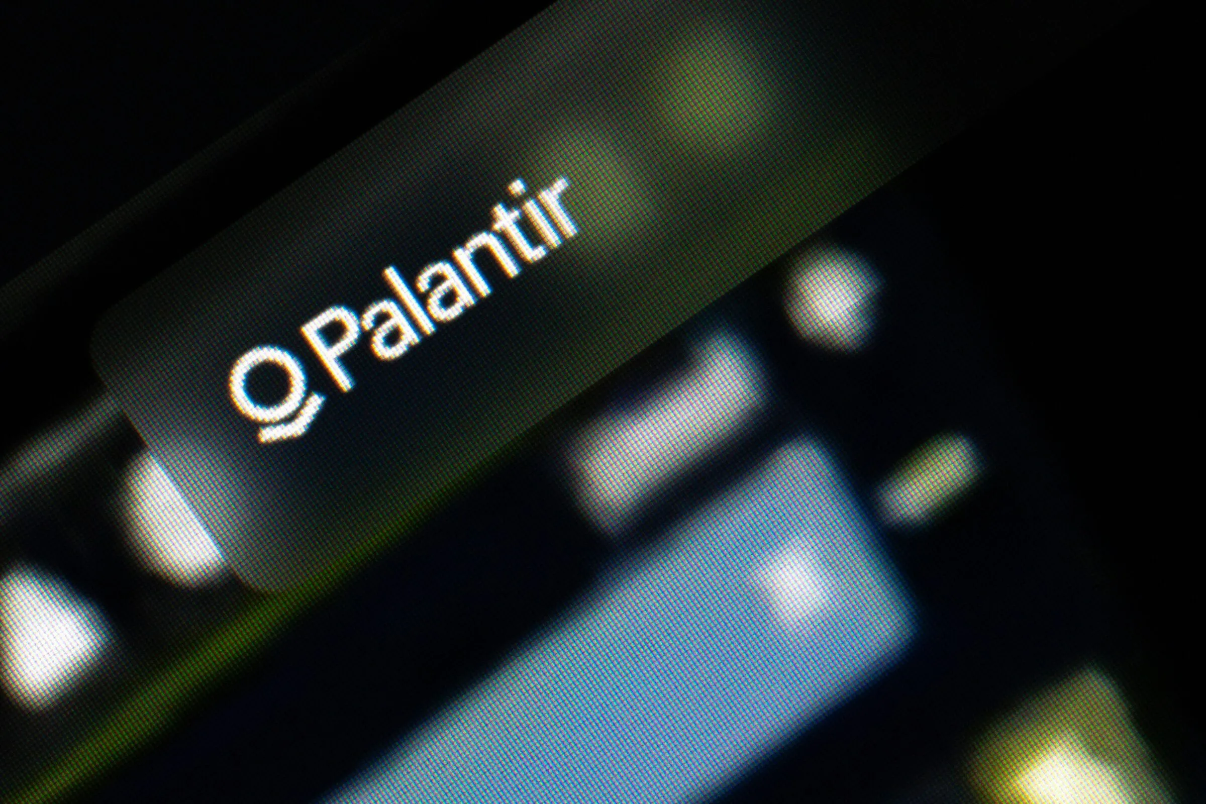 Publiek geld naar Palantir, bijna niets terug in belasting: Europees aanbestedingsbeleid faalt