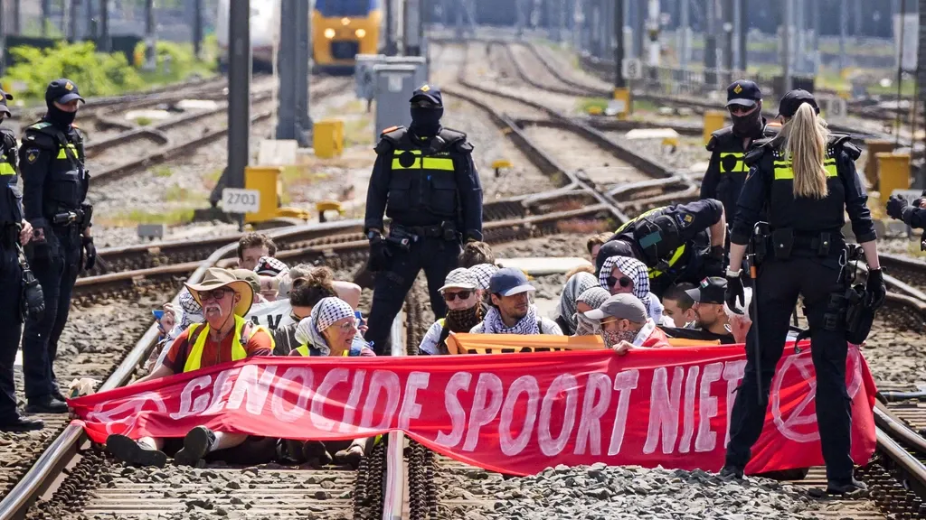 Nearly 50,000 train passengers disrupted by XR track occupation at Utrecht Central