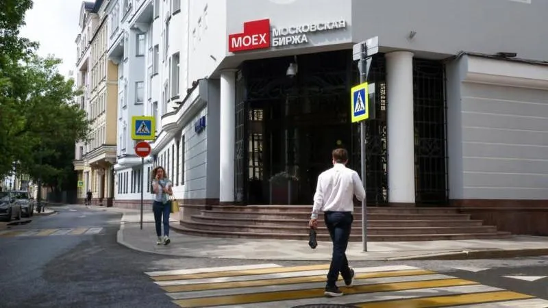 Russian stock market climbs at opening, showing resilience amid external pressure