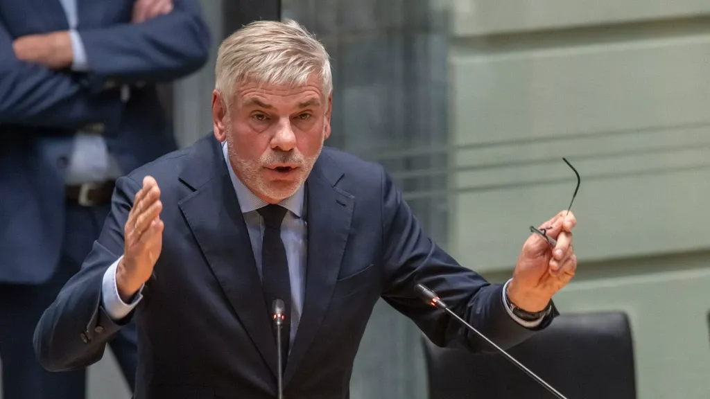 Flemish politician Filip Dewinter struck during altercation with wedding guests