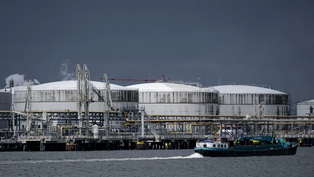 Every Country for Itself at the Oil Market: Refineries Keep Pump Prices High