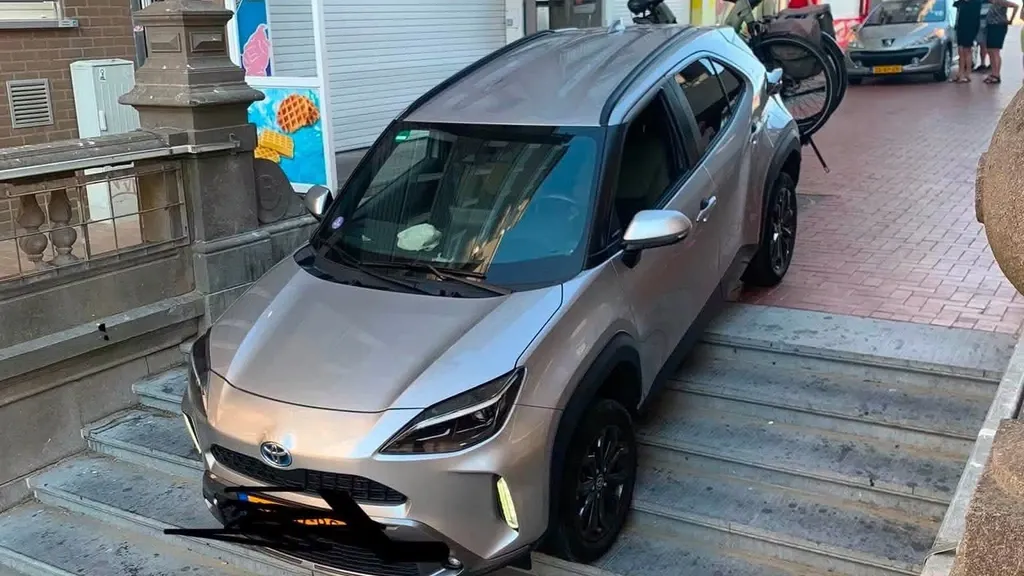 Dutch driver follows navigation and ends up on a high stairway in Blankenberge